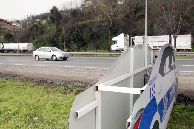 Maket trafik aracının tepe lambasını çaldılar
